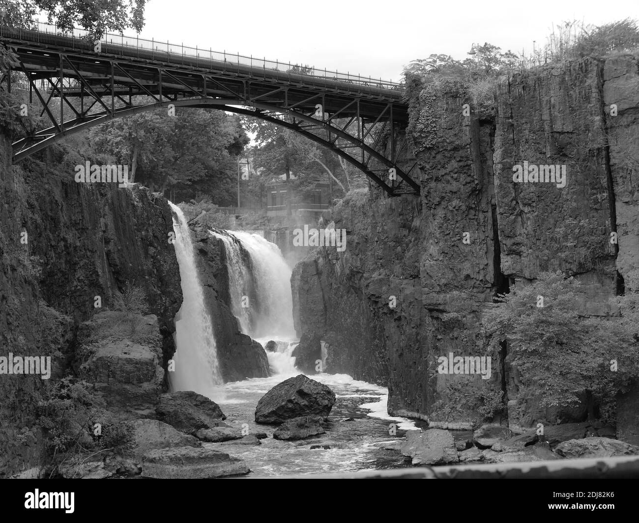 The Great Falls of Paterson, New Jersey, USA. Heute eine nationale historische Stätte, wurden die Wasserfälle verwendet, um Textilmühlen entlang des Passaic Flusses zu versorgen. Stockfoto