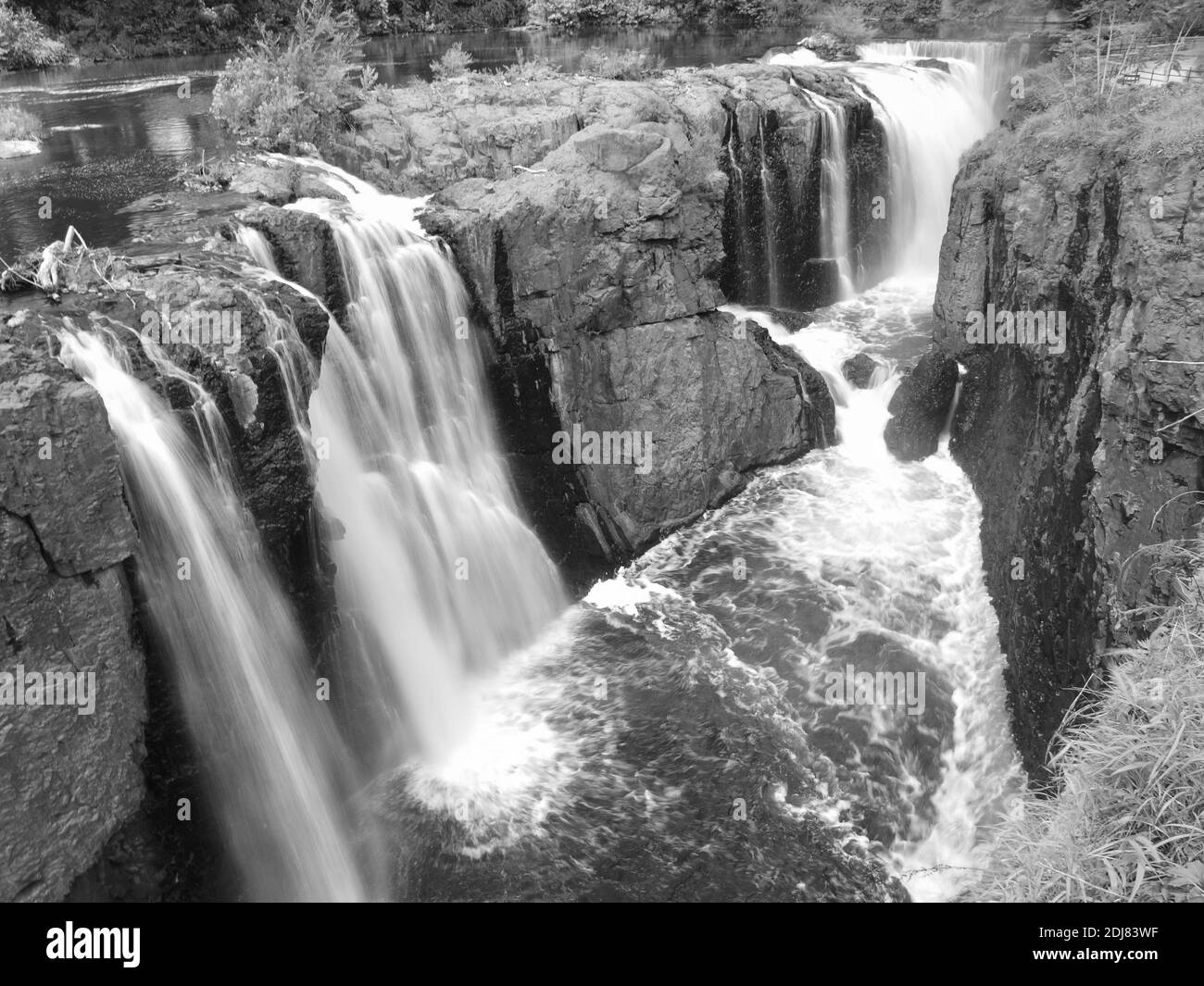 The Great Falls of Paterson, New Jersey, USA. Heute eine nationale historische Stätte, wurden die Wasserfälle verwendet, um Textilmühlen entlang des Passaic Flusses zu versorgen. Stockfoto