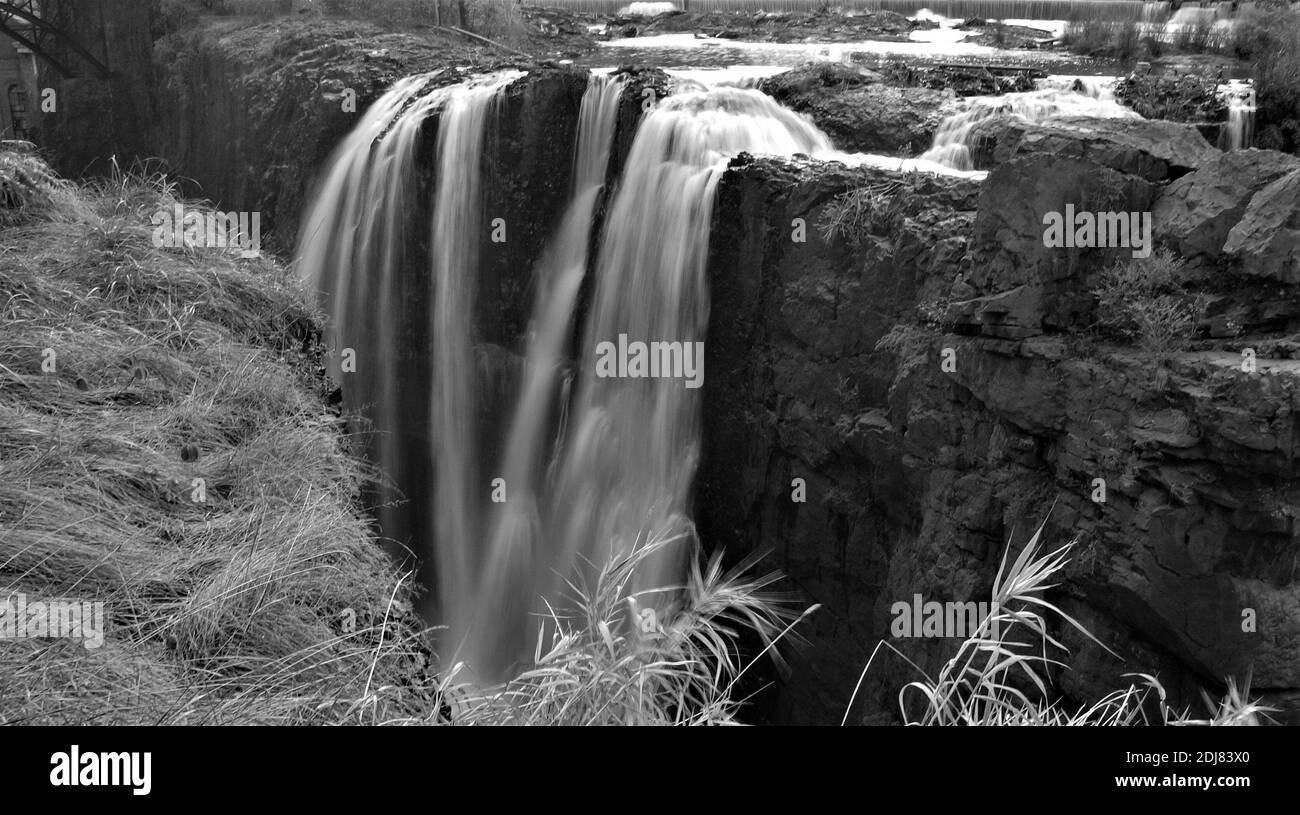 The Great Falls of Paterson, New Jersey, USA. Heute eine nationale historische Stätte, wurden die Wasserfälle verwendet, um Textilmühlen entlang des Passaic Flusses zu versorgen. Stockfoto