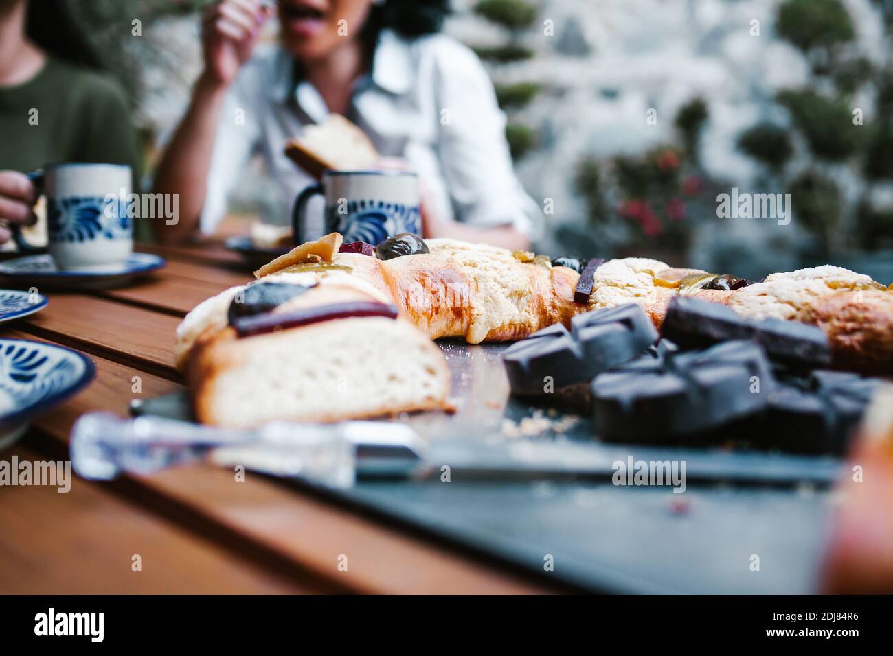 Rosca de reyes oder Epiphany Kuchen, Roscon de reyes mit traditionellen mexikanischen Schokolade Tasse Stockfoto