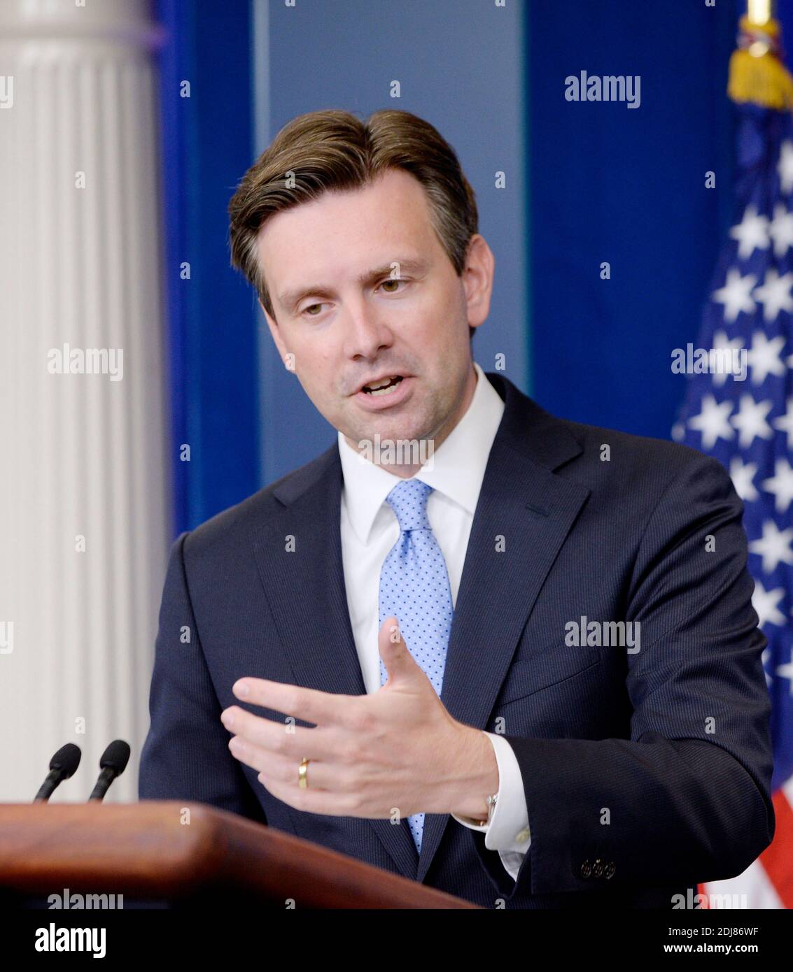 Pressesekretär Josh Earnest spricht während der täglichen Pressekonferenz im Weißen Haus in Washington, D.C., USA, am Dienstag, den 30. August 2016. .Foto von Olivier Douliery/Abaca Stockfoto