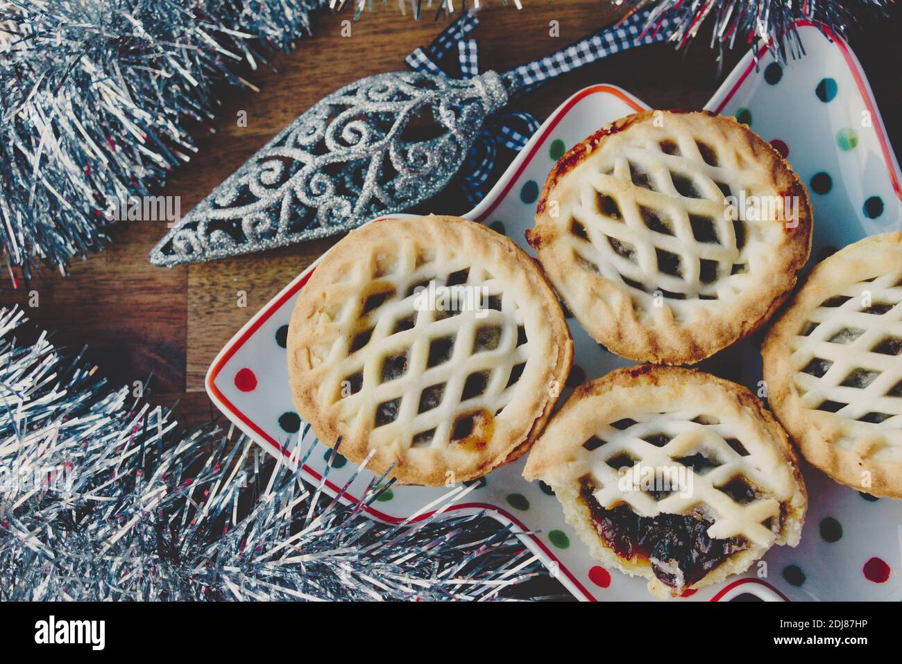 Weihnachtsplatte mit Obstkuchen mit festlicher Dekoration Stockfoto