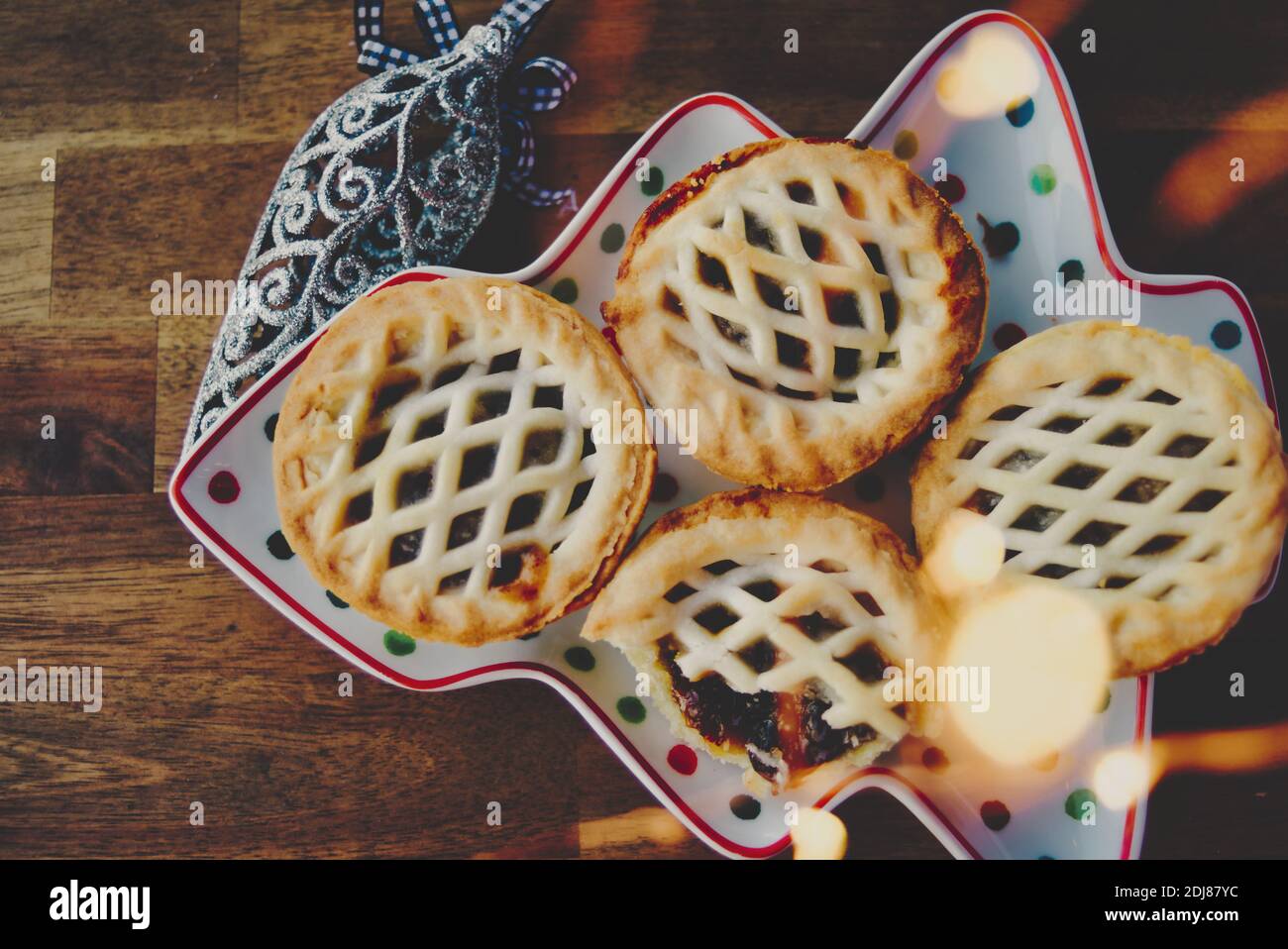 Weihnachtsplatte mit Obstkuchen mit festlicher Dekoration Stockfoto