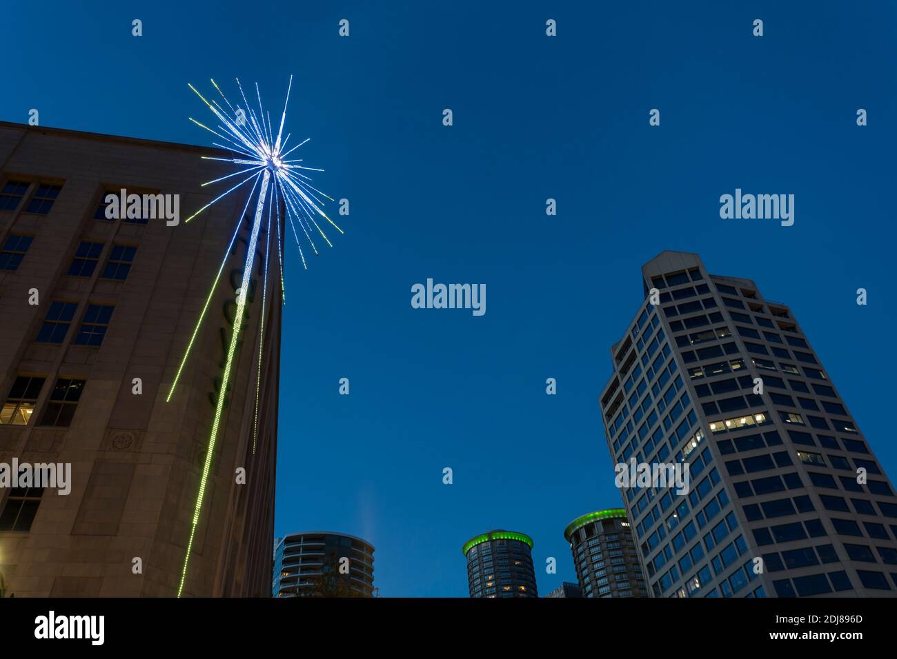 Der „Seattle Star“ glänzt am Samstag, 12. Dezember 2020, in seiner ersten Weihnachtszeit in der Innenstadt von Seattle über Westlake Park. Der kultige 1,80 m hohe Sta Stockfoto