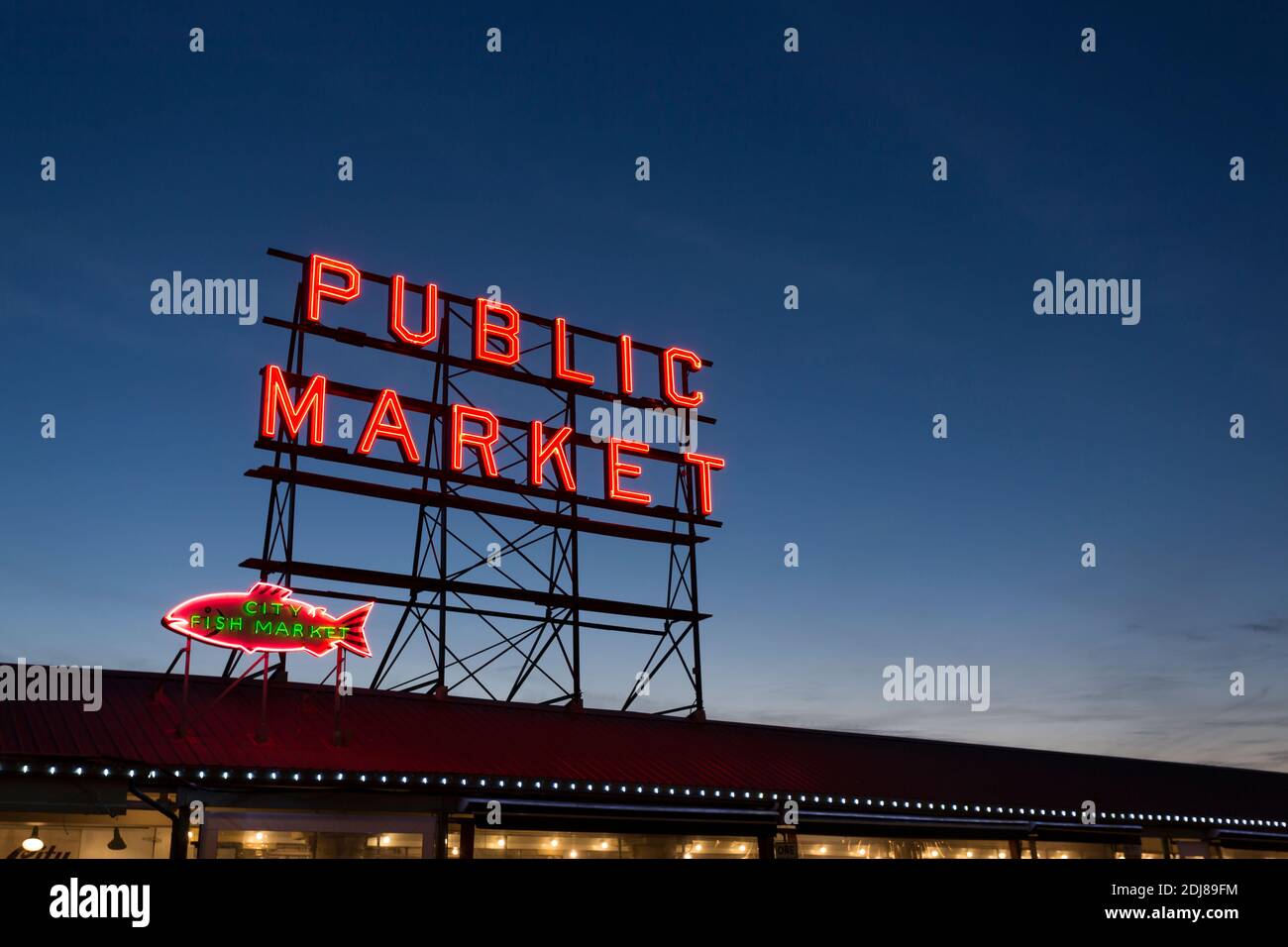 Die Sonne untergeht über dem ikonischen „Public Market“-Schild des Pike Place Market in Seattle am Samstag, den 12. Dezember 2020. Stockfoto