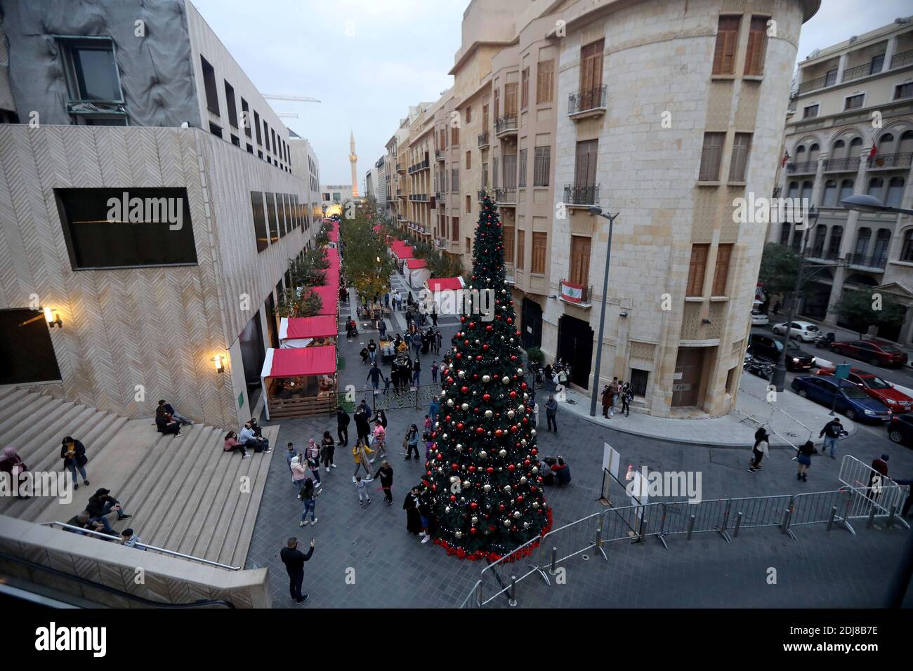 Beirut, Libanon. Dezember 2020. Ein Weihnachtsbaum ist in der Innenstadt von Beirut, Libanon, 13. Dezember 2020 gesehen. In der Innenstadt von Beirut wurden kürzlich Weihnachtsdekorationen eingerichtet, um die bevorstehenden Weihnachts- und Neujahrsfeiertage trotz der Pandemie COVID-19 und der Wirtschaftskrise zu begrüßen. Quelle: Bilal Jawich/Xinhua/Alamy Live News Stockfoto