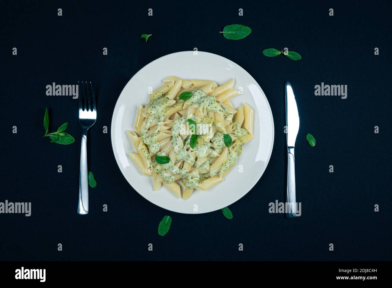 Pesto Penne Nudelgericht auf schwarzem Hintergrund Stockfoto