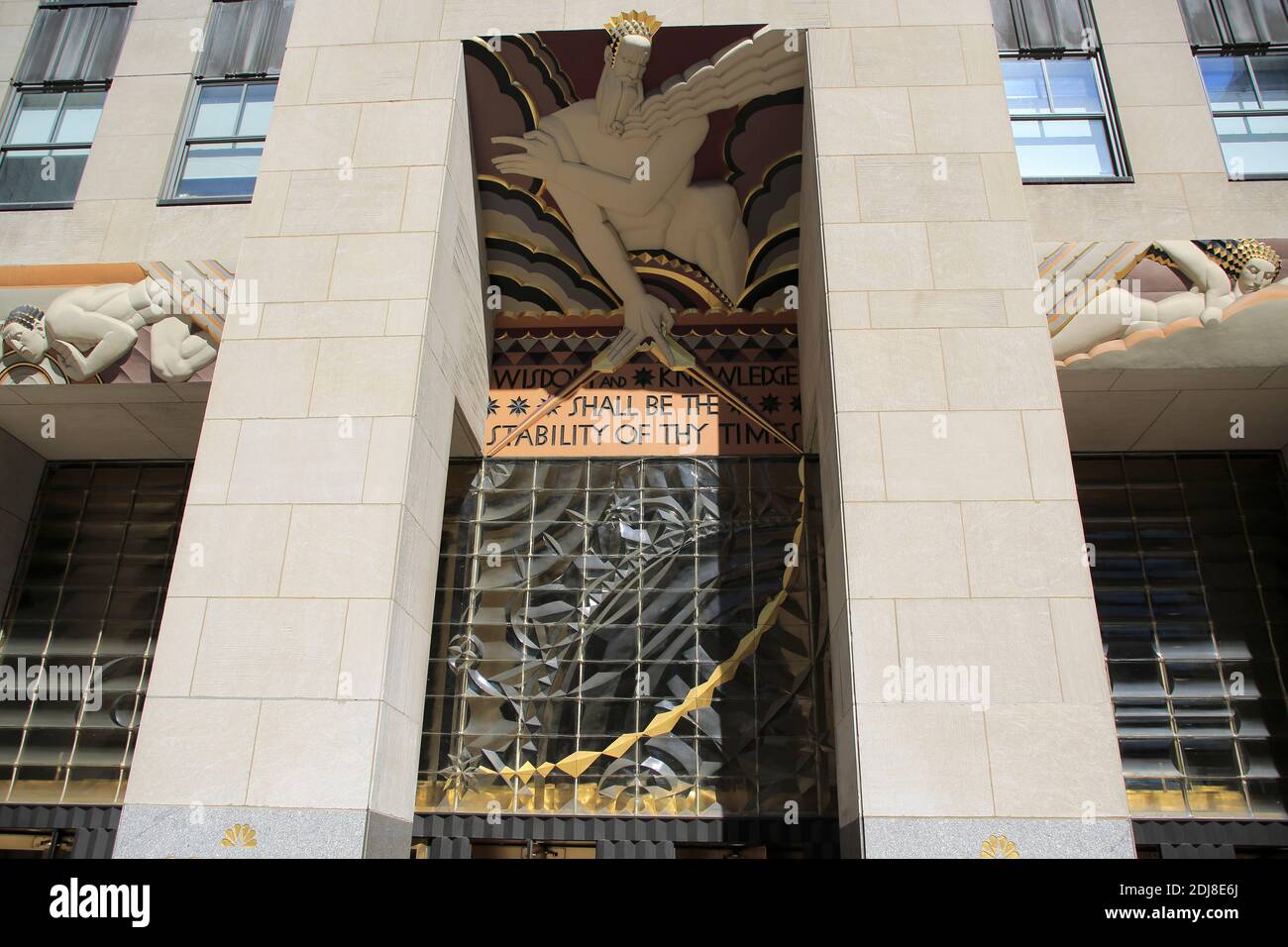 Art Deco Art, Wisdom, Eingang 30 Rockefeller Plaza, Rockefeller Center, Midtown, Manhattan, New York City, New York, USA Stockfoto
