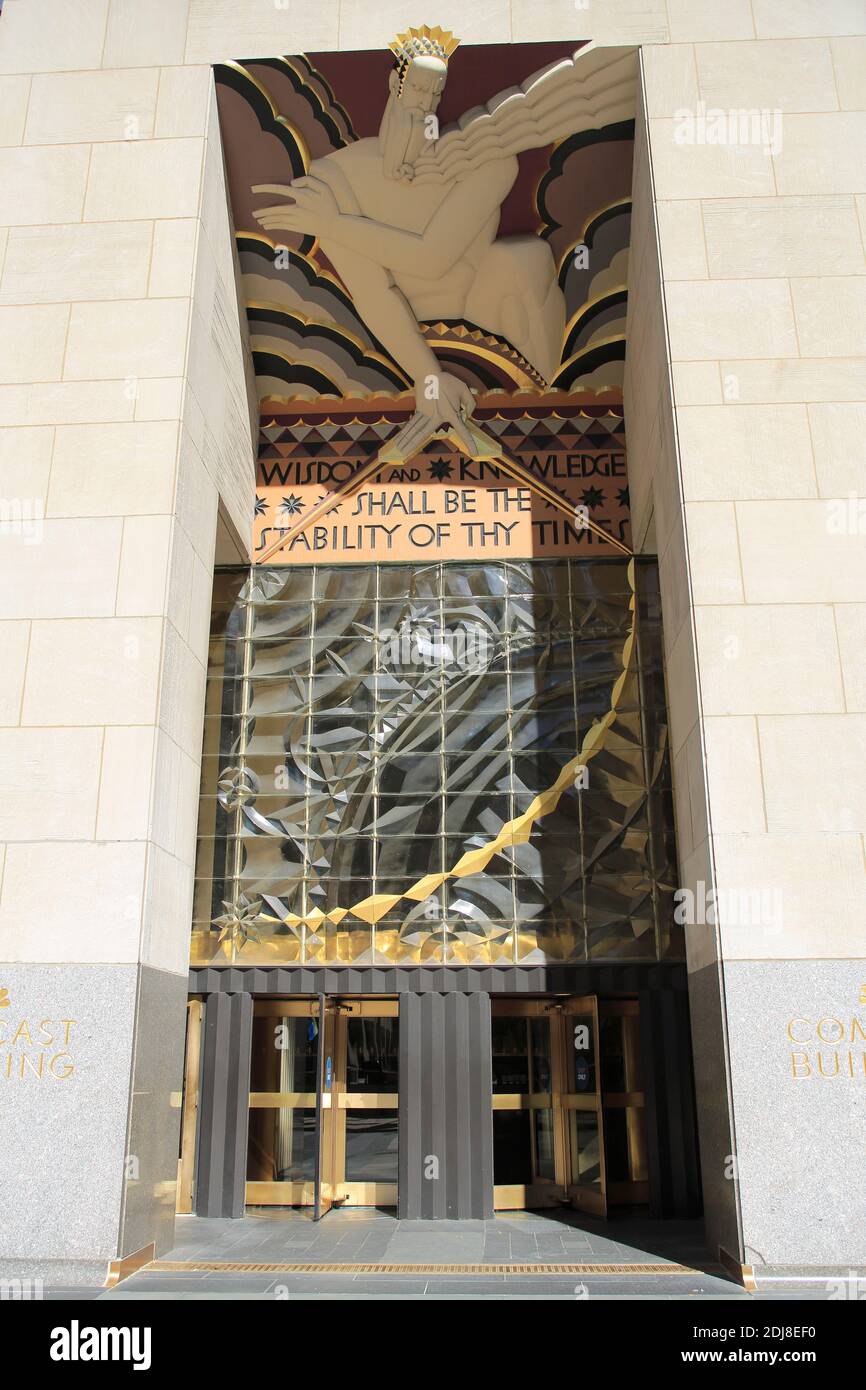 Art Deco Art, Wisdom, Eingang 30 Rockefeller Plaza, Rockefeller Center, Midtown, Manhattan, New York City, New York, USA Stockfoto