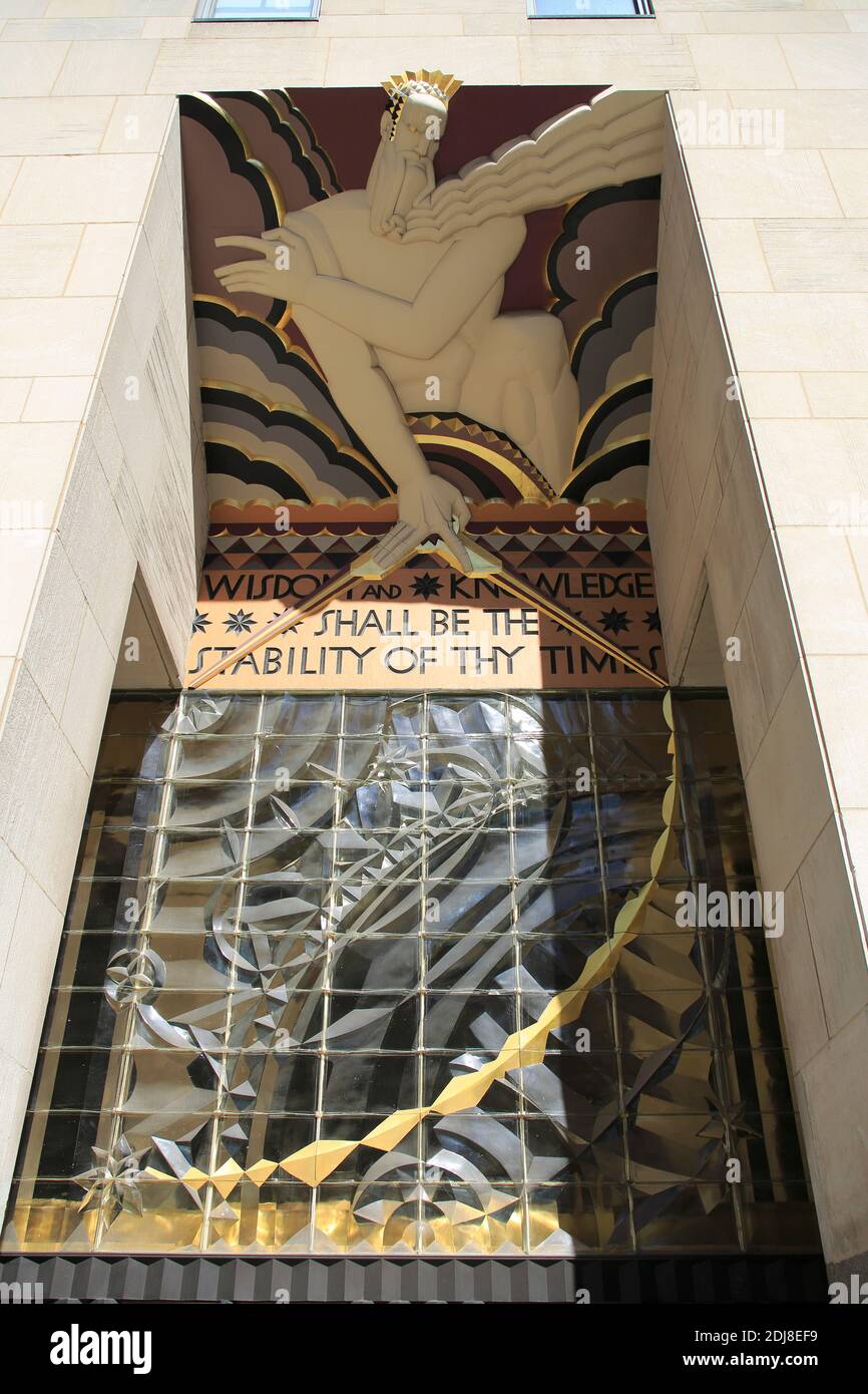 Art Deco Art, Wisdom, Eingang 30 Rockefeller Plaza, Rockefeller Center, Midtown, Manhattan, New York City, New York, USA Stockfoto