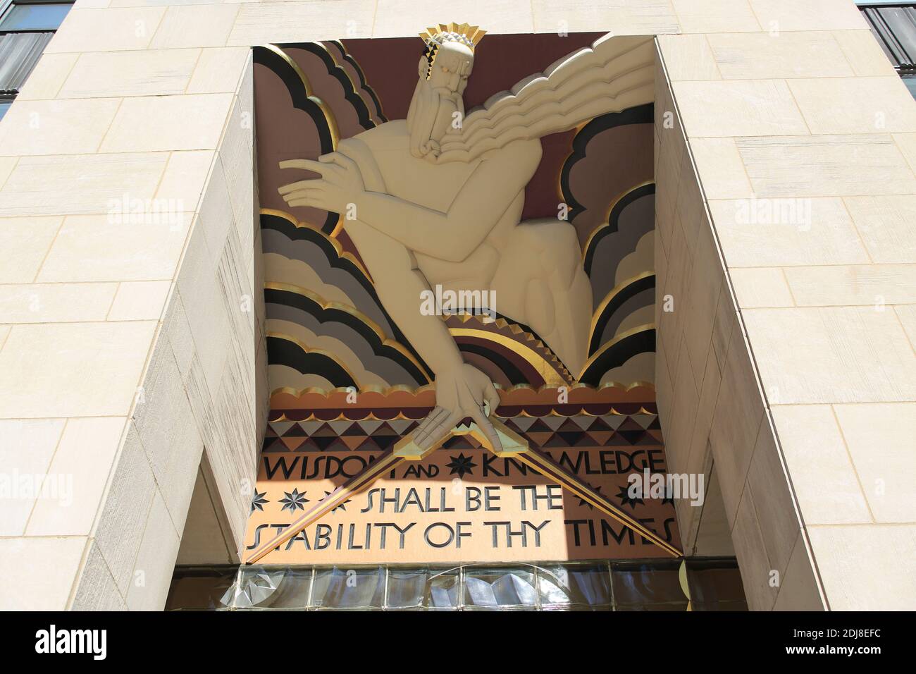 Art Deco Art, Wisdom, Eingang 30 Rockefeller Plaza, Rockefeller Center, Midtown, Manhattan, New York City, New York, USA Stockfoto