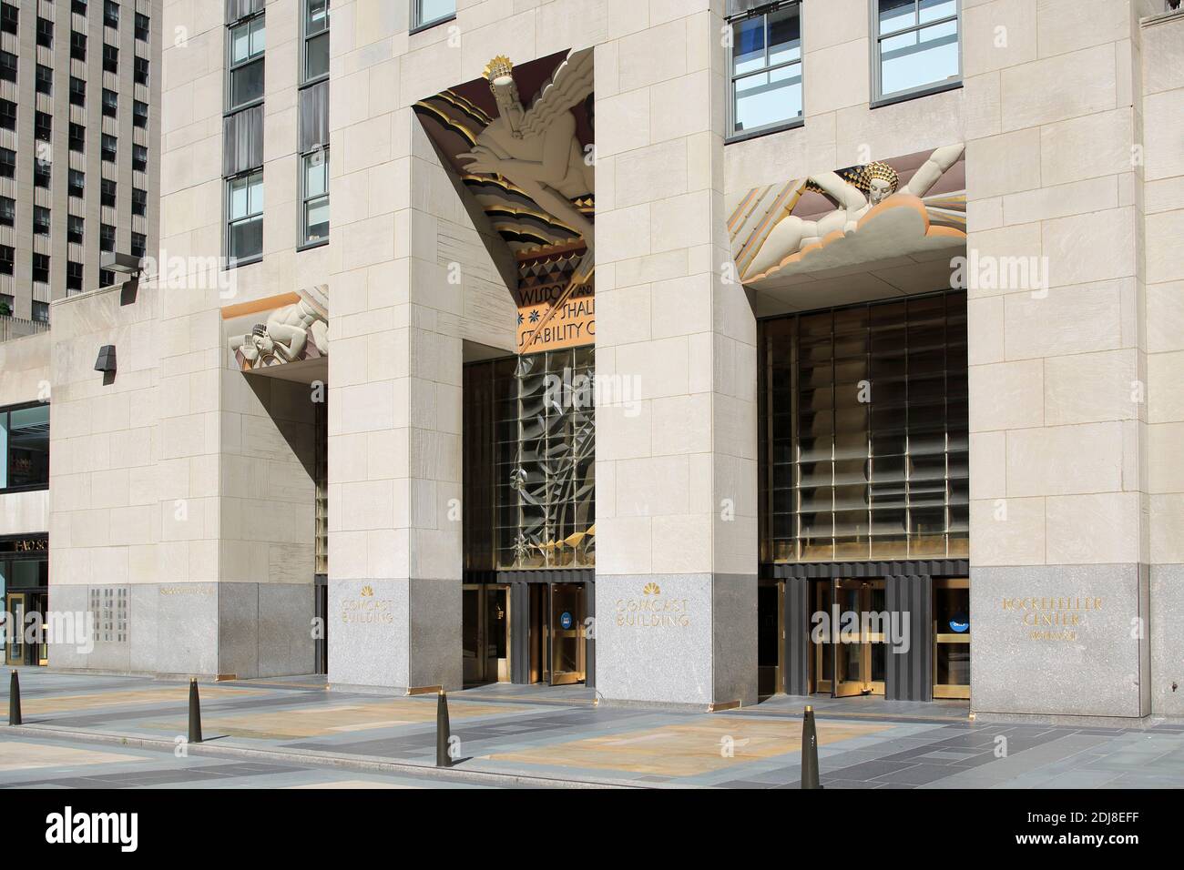 Art Deco Art, Wisdom, Sound, Light, Eingang 30 Rockefeller Plaza, Rockefeller Center, Midtown, Manhattan, New York City, New York, USA Stockfoto