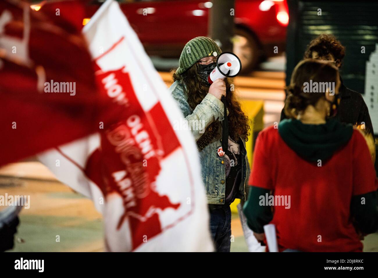Philadelphia, Pennsylvania, USA. Dezember 2020. JAKOB SINGT AUF EINER bundesweiten Mahnwache zu Ehren der Beschäftigten des Gesundheitswesens. Kredit: Christopher Evens/ZUMA Wire/Alamy Live Nachrichten Stockfoto