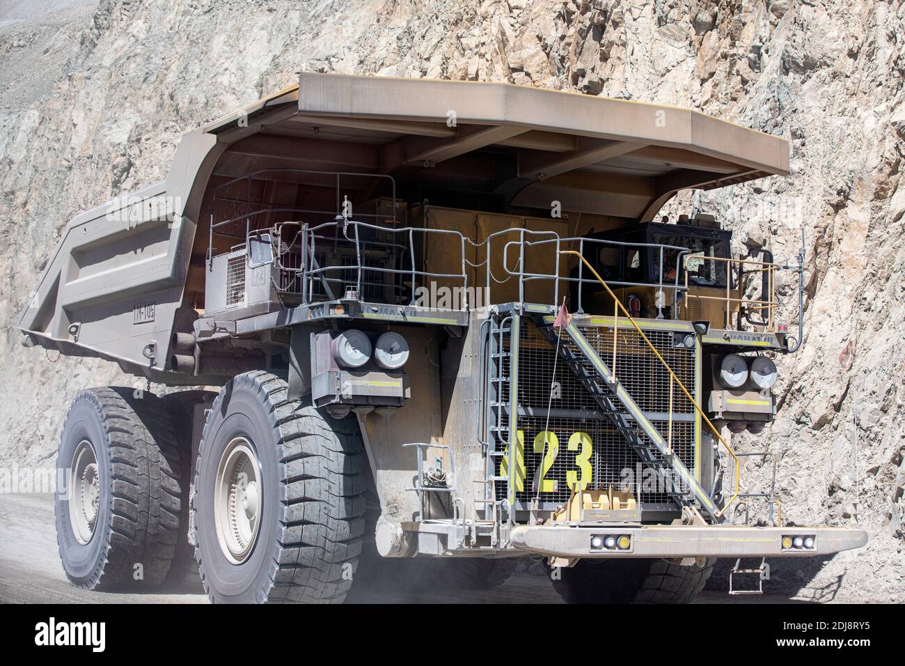Riesige Muldenkipper, die die Kupfermine Chuquicamata, die nach Volumen größte der Welt, Chile, in Betrieb nehmen. Stockfoto