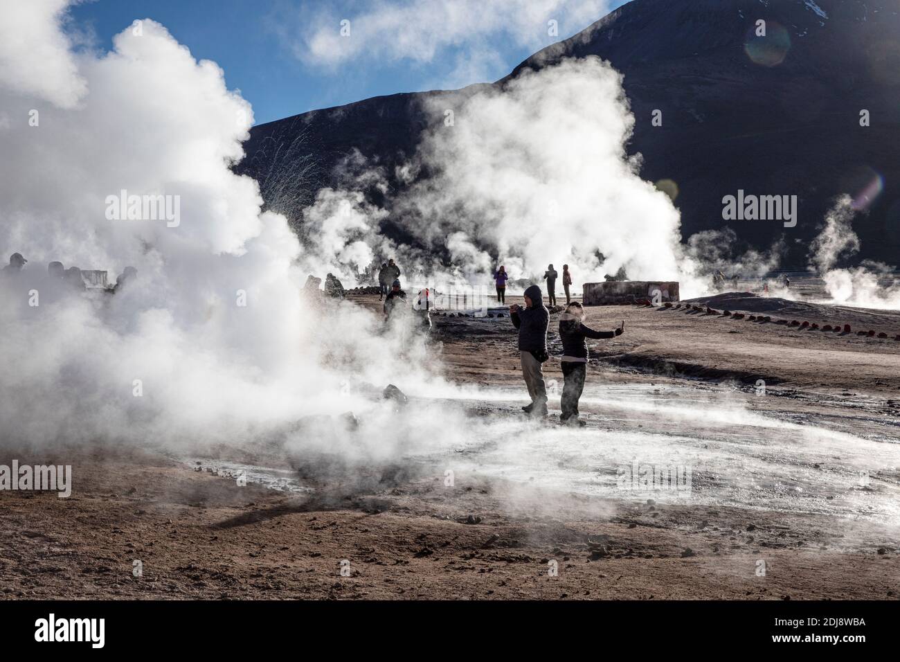 Touristen in der Géiseres del Tatio, dem drittgrößten Geysirfeld der Welt, Anden Central Volcanic Zone, Chile. Stockfoto