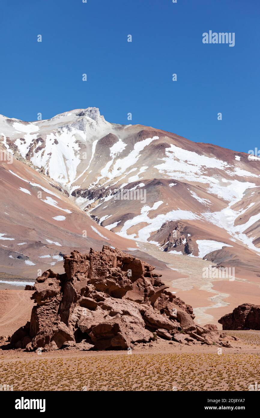 Gebiet in der Nähe der argentinischen Grenze zu Chile in der Anden-Zentralvulkanischen Zone, Antofagasta Region, Chile. Stockfoto