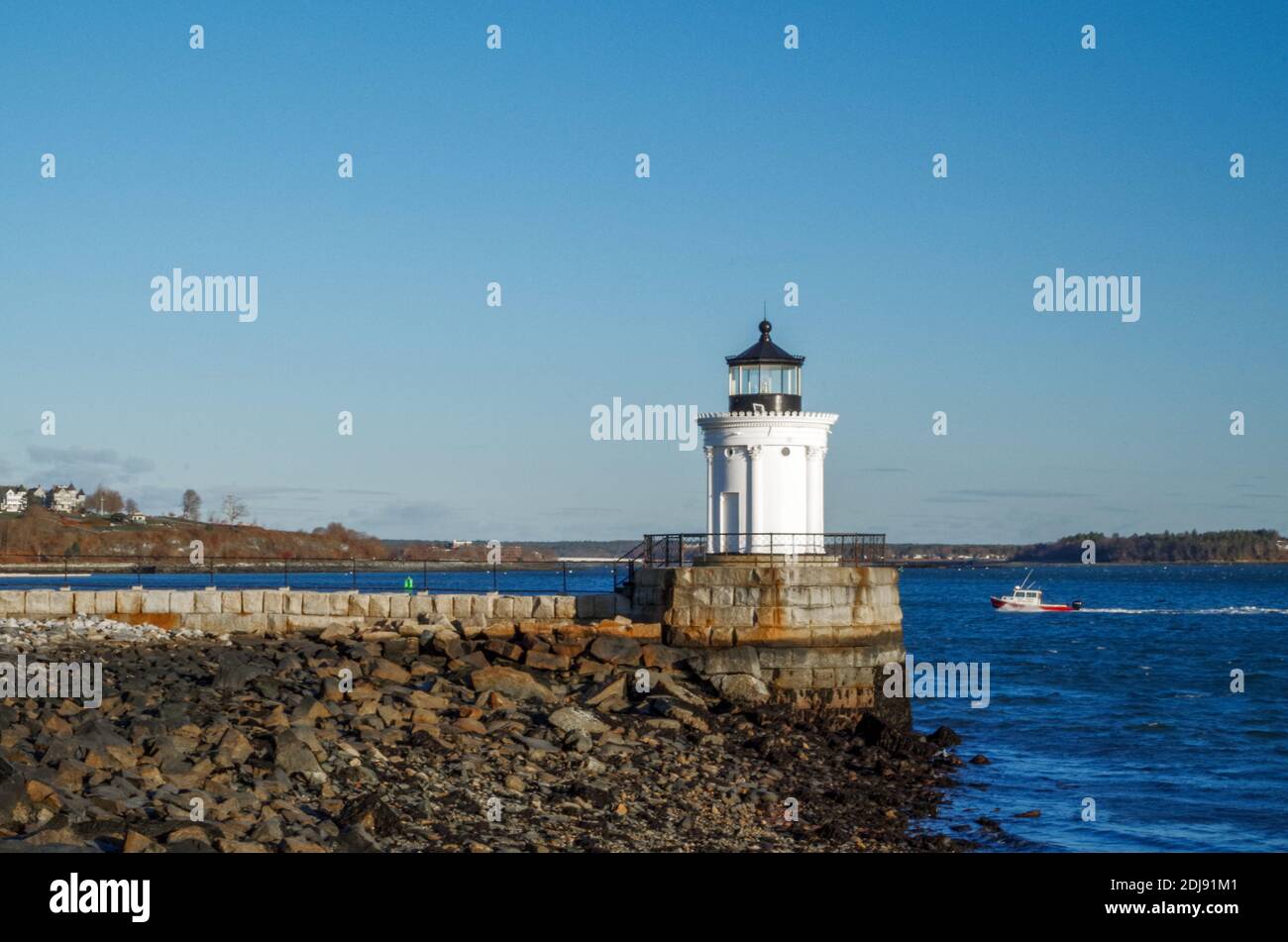 Boot fährt vorbei an Bug Light, South Portland, Maine Stockfoto