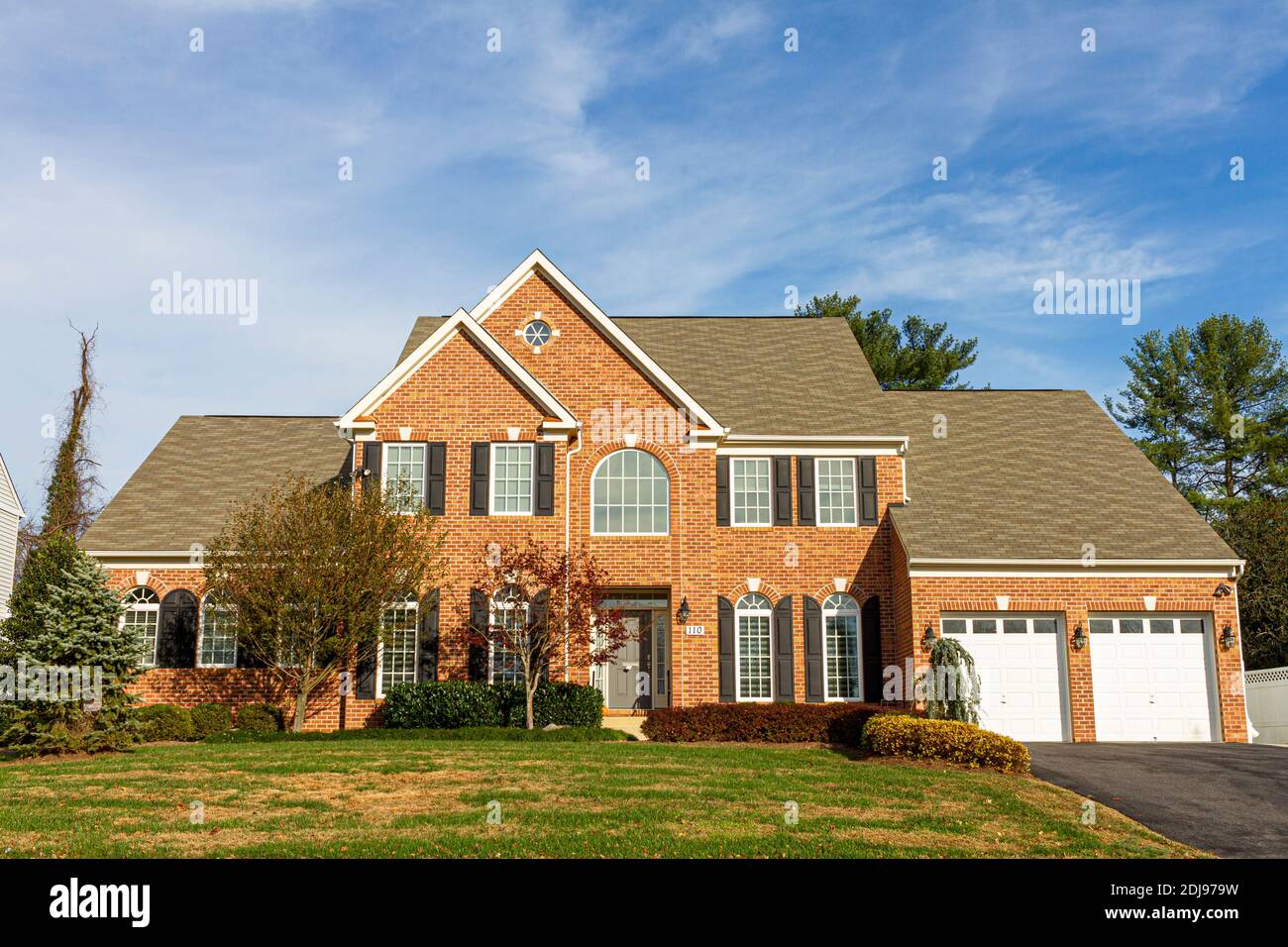 Two Story Home Garage Stockfotos und -bilder Kaufen - Alamy