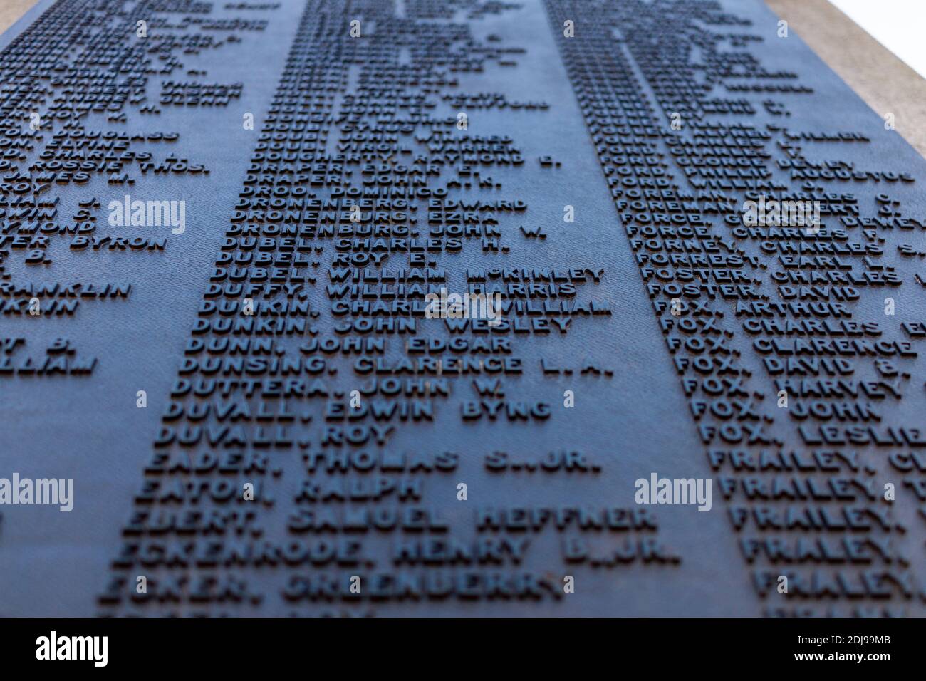 Frederick, Maryland, USA 11-23-2020: Eine lange Liste von Personen aus Frederick County, die während des Ersten Weltkriegs in der US-Armee gedient haben, ist auf einem Denkmal w Stockfoto