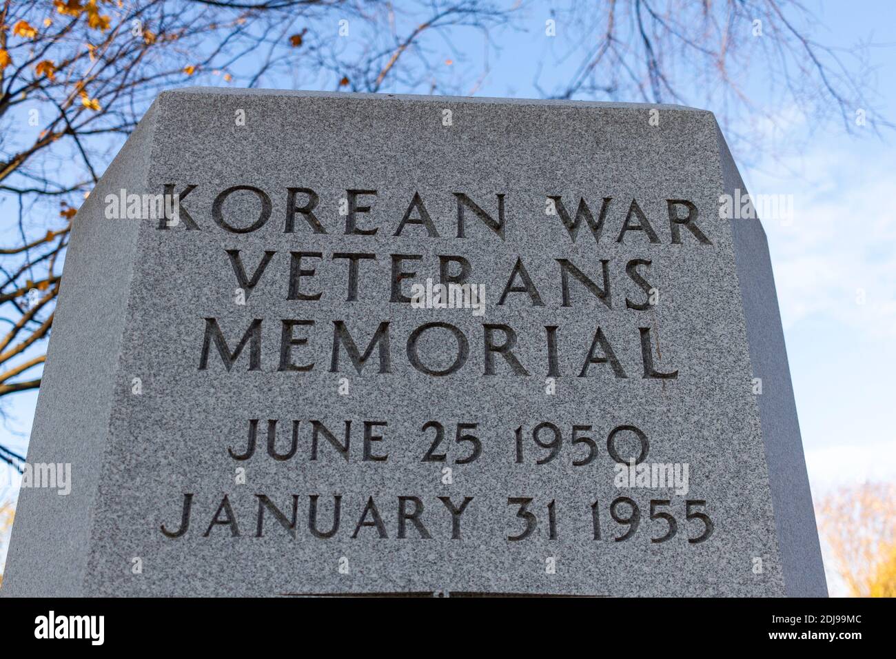 Frederick, MD, USA 11-23-2020: Koreanisches Kriegsveteranen-Denkmal im Memorial Park in Frederick. Dieser Granitstein ist unter vielen Denkmälern in Stockfoto
