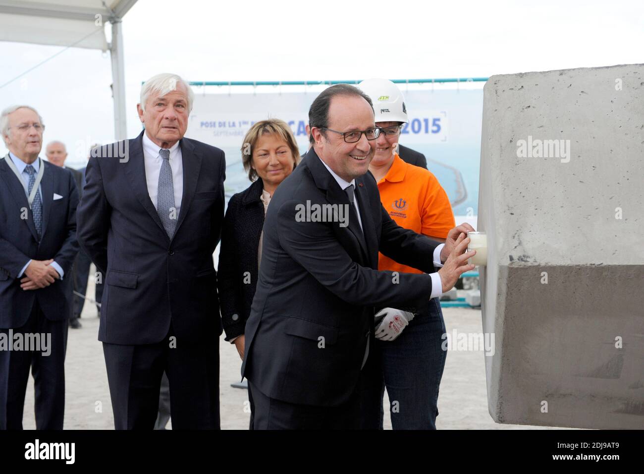 Der französische Präsident Francois Hollande wird von dem Präsidenten der Region Hauts-de-France, Xavier Bertrand, dem Innenminister Bernard Cazeneuve, dem Hafendirektor von Calais, Jean-Marc Puissereau, flankiert. Calais Bürgermeister Natacha Bouchart und Pas-de-Calais Präfekt Fabienne Buccio bei einem Besuch im Hafen von Calais und der ersten Steinlegung einer Erweiterung des Hafens von Calais 2015, in Calais, Nordfrankreich, am 26. September 2016. Foto von Sarah Alcalay/Pool/ABACAPRESS.COM Stockfoto