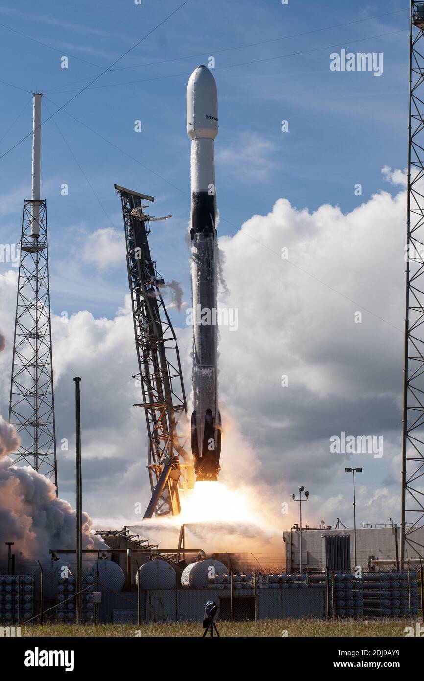 Cape Canaveral, Florida, USA. Dezember 2020. Eine SpaceX Falcon 9 Rakete startet den SXM 7 Satelliten um 12:30 Uhr für SiriusXM vom Komplex 40 auf der Cape Canaveral Space Force Station, Florida am Sonntag, 13. Dezember 2020. Foto von Joe Marino/UPI Kredit: UPI/Alamy Live Nachrichten Kredit: UPI/Alamy Live Nachrichten Stockfoto