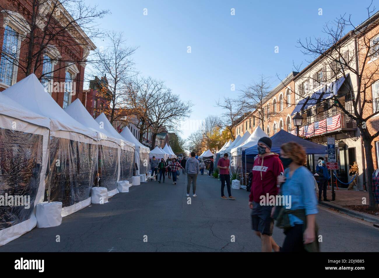 Alexandria, VA, USA 11-28-2020: Aufgrund von Kundenbeschränkungen in Restaurants im Rahmen der COVID-19 Pandemievorschriften bieten Restaurants eine Verschiebung gegenüber dem Vorjahr an Stockfoto