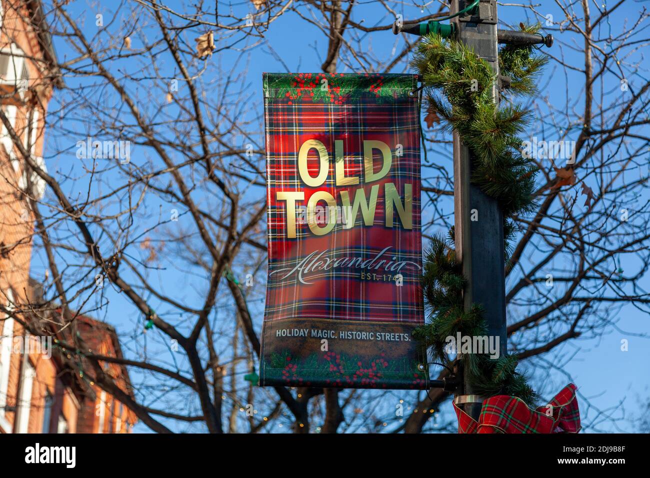 Alexandria, VA, USA 11-28-2020: Ein Banner auf einem Lampenpfosten Förderung beliebter Touristenort Altstadt Region des historischen Alexandria. Es gibt Bänder wrea Stockfoto
