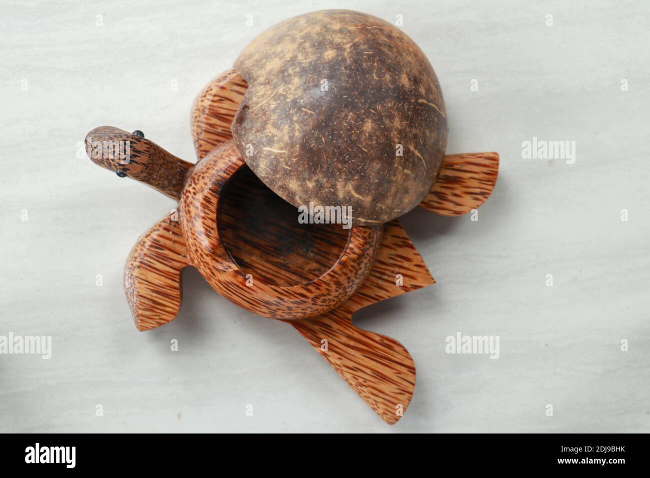 Schildkröte geformter Aschenbecher aus Ton - isoliert auf Weiß. Aschenbecher  Schildkröte aus Kokosnuss Palmholz Stockfotografie - Alamy
