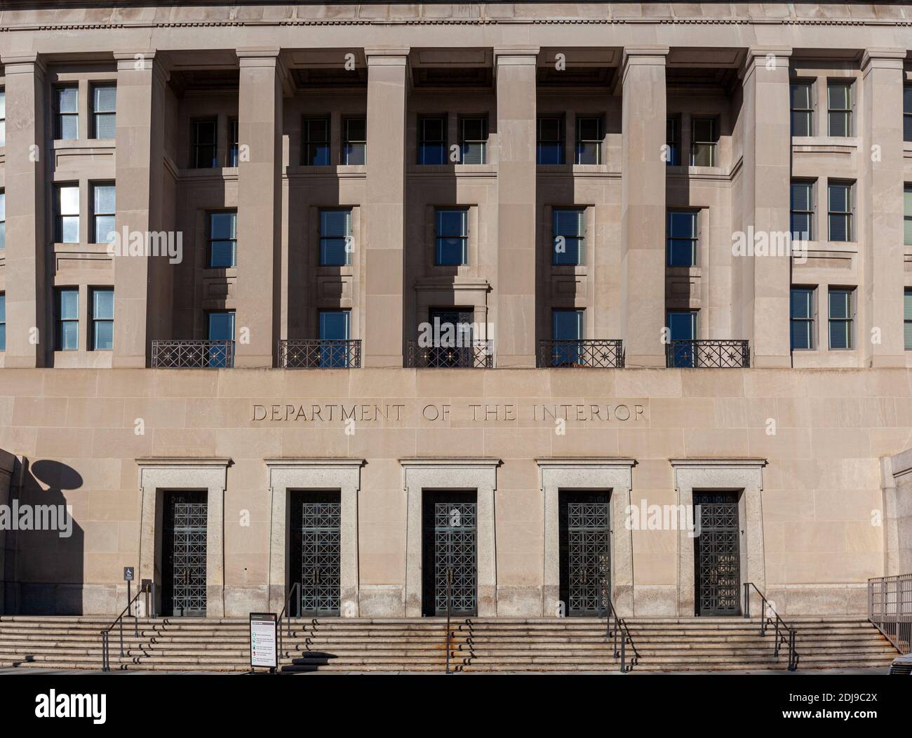 Washington DC, USA 11-29-2020: Stewart Lee Udal Building, das Hauptgebäude des US-Innenministeriums, ist das Hauptquartier von Where OFF Stockfoto