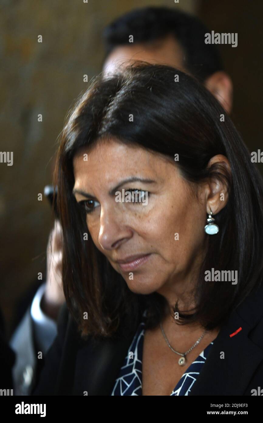 Die Pariser Bürgermeisterin Anne Hidalgo besucht am 29. September 2016 die Stiftung und das Museum "Beit Beirut", auch bekannt als "La Maison jaune" oder "das Gelbe Haus", in Beirut, Libanon. "Beit Beirut" ist ein Projekt, das von Paris City unterstützt und finanziert wird, um einen Ort für die Erinnerung an Beirut und den Bürgerkrieg im Libanon (1975-1990) in diesem Gebäude zu bewahren, das einst an der "grünen Linie" gelegen war, die die Stadt in zwei Teile trennte. Foto von Balkis Press/ABACAPRESS.COM Stockfoto