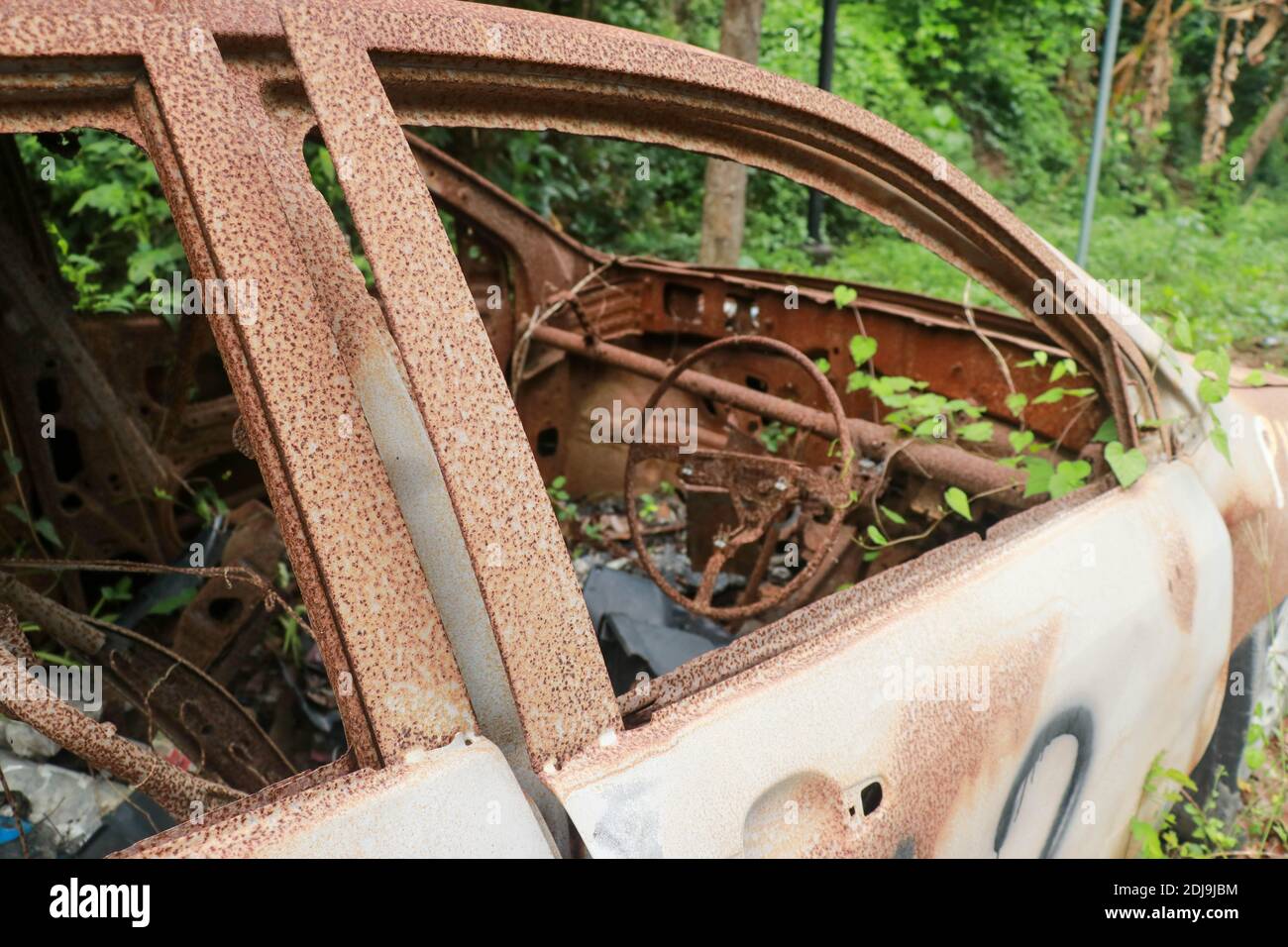 Alte rostig ausgebrannte Schrott Auto Nahaufnahme im Freien Stockfoto