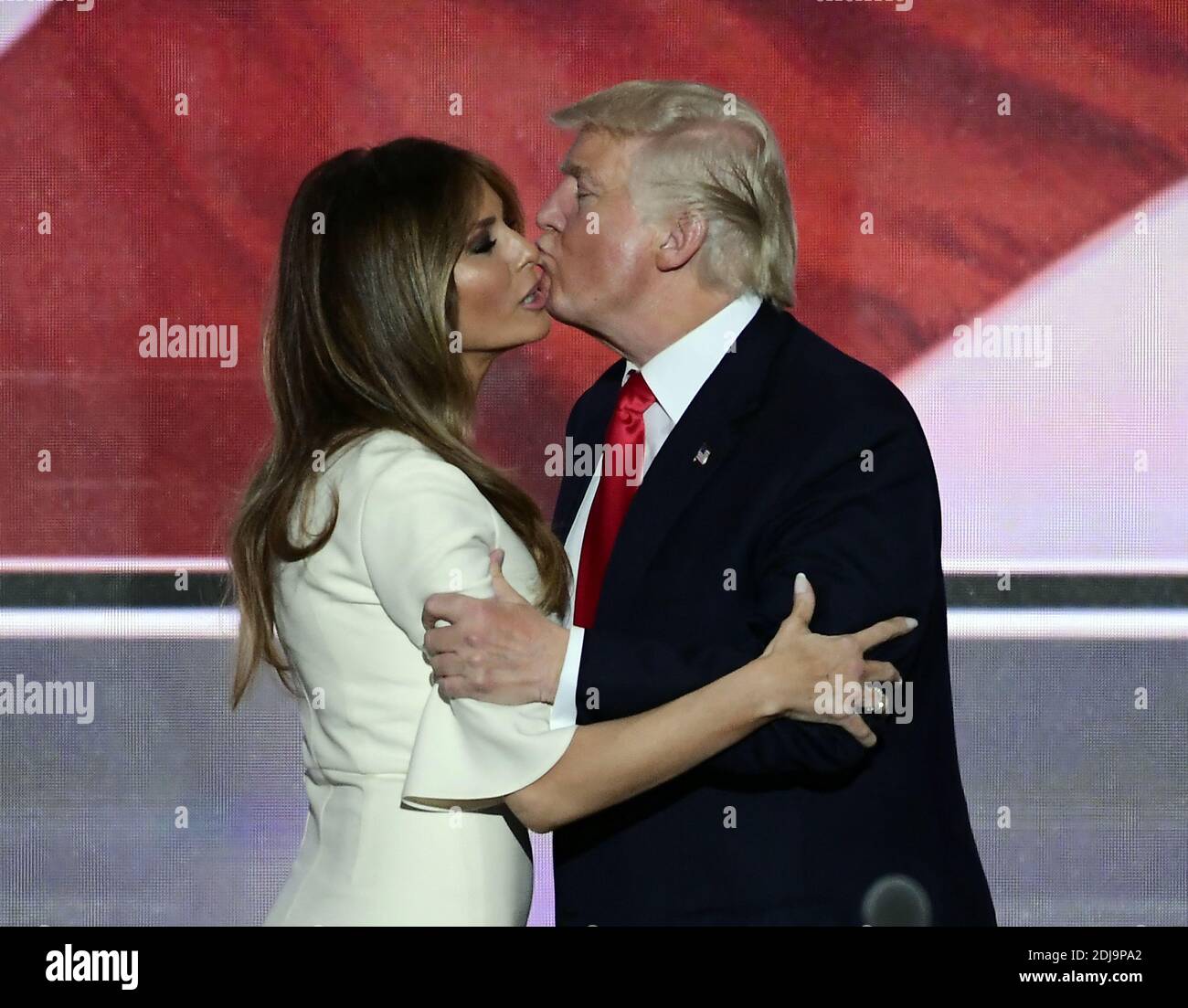 Donald J. Trump hat einen Kuss für seine Frau Melania, nachdem er seine Dankesrede als GOP-Kandidat für Präsident der Vereinigten Staaten auf der Republikanischen Nationalversammlung 2016 gehalten in der Quicken Loans Arena in Cleveland, Ohio am Donnerstag, 21. Juli 2016. Foto von Ron Sachs/CNP/ABACAPRESS.COM Stockfoto