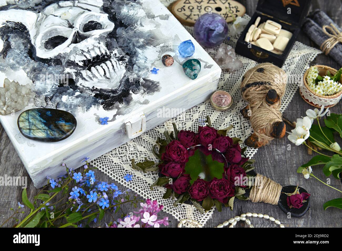 Magisches Ritual. Wicca, Esoterik, Voodoo und okkulter Hintergrund mit Vintage Hexen Objekte, Halloween Hintergrund Stockfoto