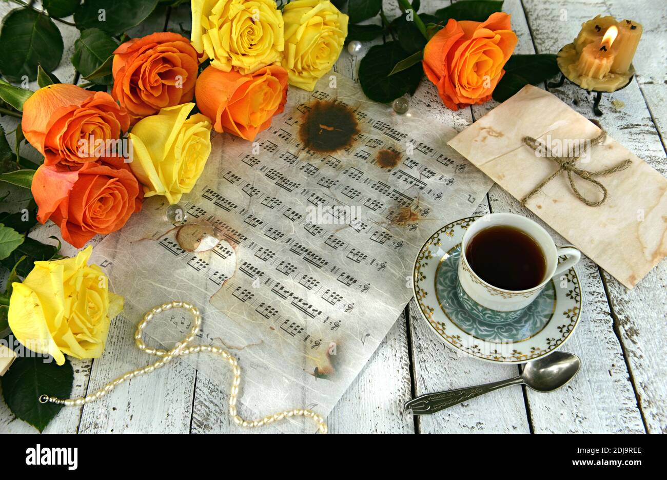 Noten mit gelben Rosen. Vintage romantischen Hintergrund, Retro-Design mit antiken Objekten, Geburtstagskarte concep Stockfoto