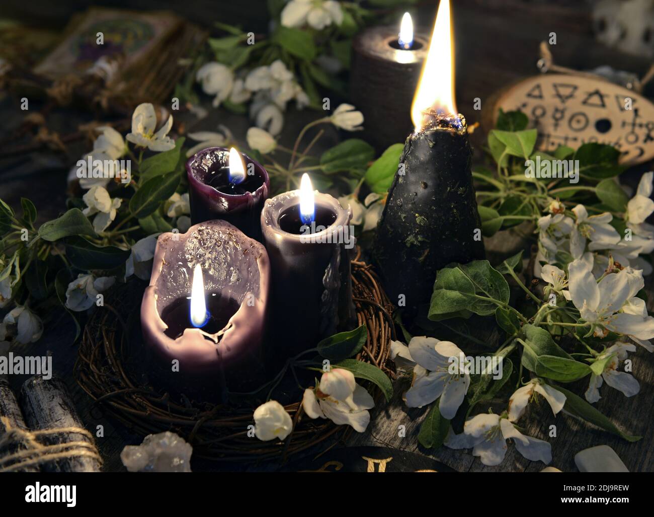 Magisches Ritual. Wicca, Esoterik, Voodoo und okkulter Hintergrund mit Vintage Hexen Objekte, Halloween Hintergrund Stockfoto