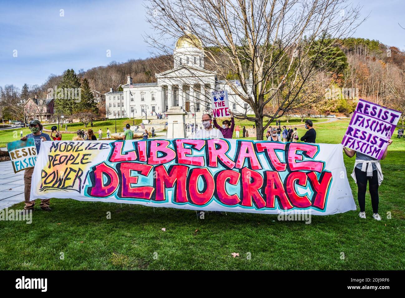 Demokratische Demonstranten NACH DEN US-PRÄSIDENTSCHAFTSWAHLEN 2020 vor dem Vermont State House, Montpelier, VT, USA. Stockfoto