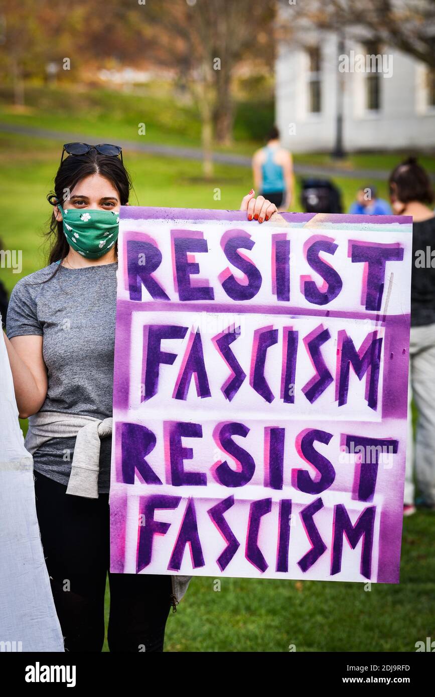 Demokratische Demonstranten NACH DEN US-PRÄSIDENTSCHAFTSWAHLEN 2020 vor dem Vermont State House, Montpelier, VT, USA. Stockfoto