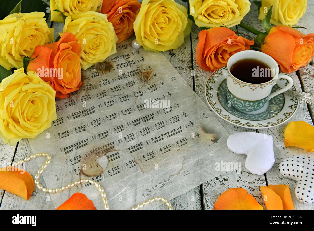 Noten mit gelben Rosen. Vintage romantischen Hintergrund, Retro-Design mit antiken Objekten, Geburtstagskarte concep Stockfoto