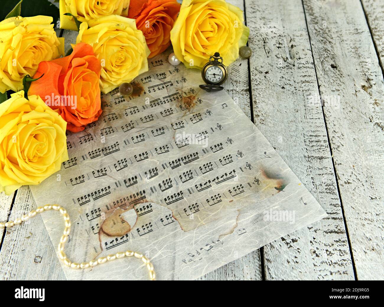 Noten mit gelben Rosen. Vintage romantischen Hintergrund, Retro-Design mit antiken Objekten, Geburtstagskarte concep Stockfoto