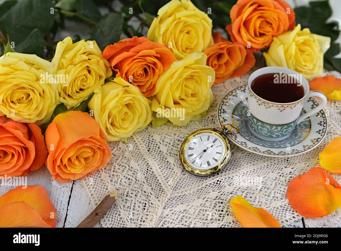 Noten mit gelben Rosen. Vintage romantischen Hintergrund, Retro-Design mit antiken Objekten, Geburtstagskarte concep Stockfoto