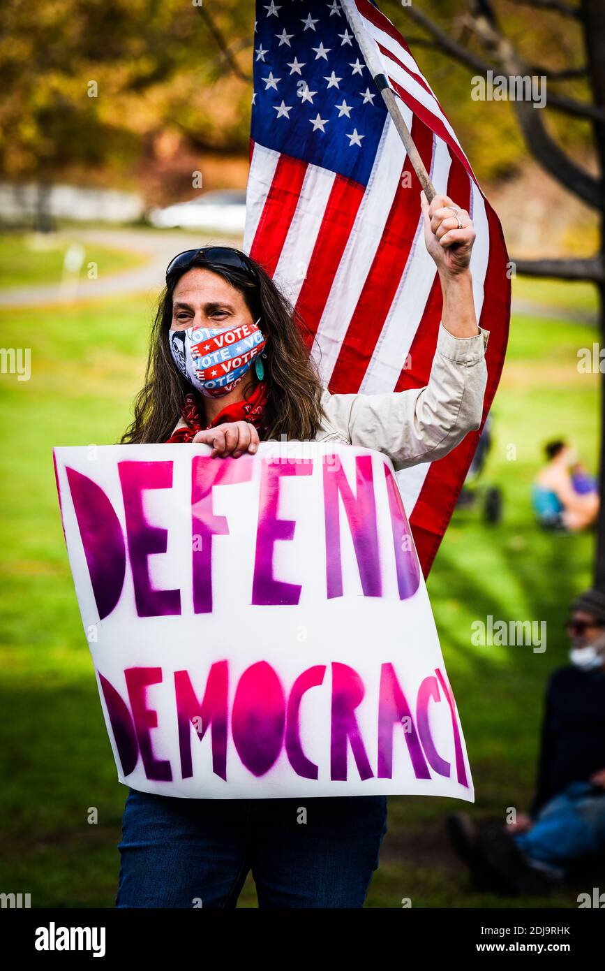Demokratische Demonstranten NACH DEN US-PRÄSIDENTSCHAFTSWAHLEN 2020 vor dem Vermont State House, Montpelier, VT, USA. Stockfoto
