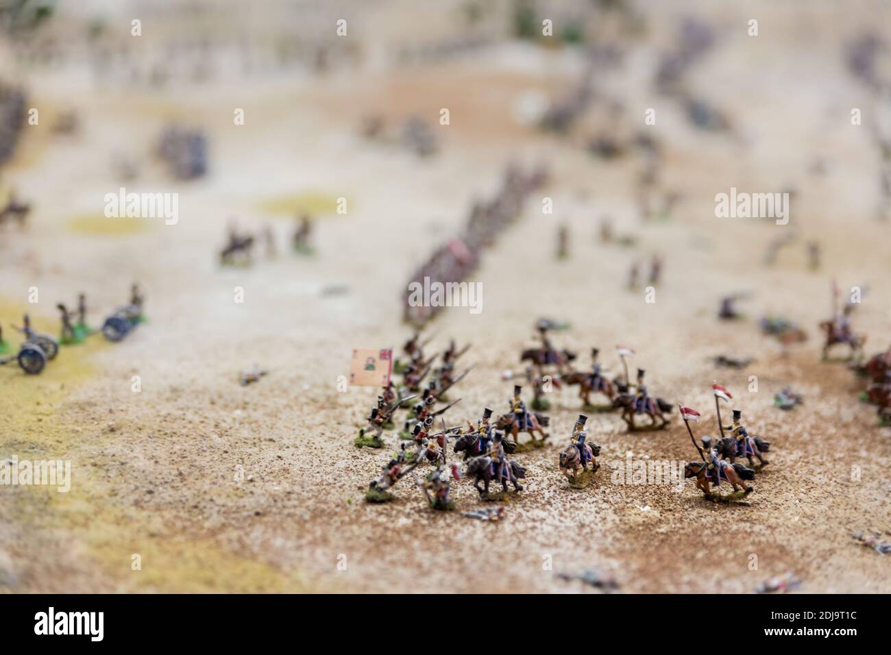Ein Blick auf winzige Spielzeugsoldaten, die den Kampf zwischen den beiden darstellen Das Vereinigte Königreich und Indonesien Stockfoto