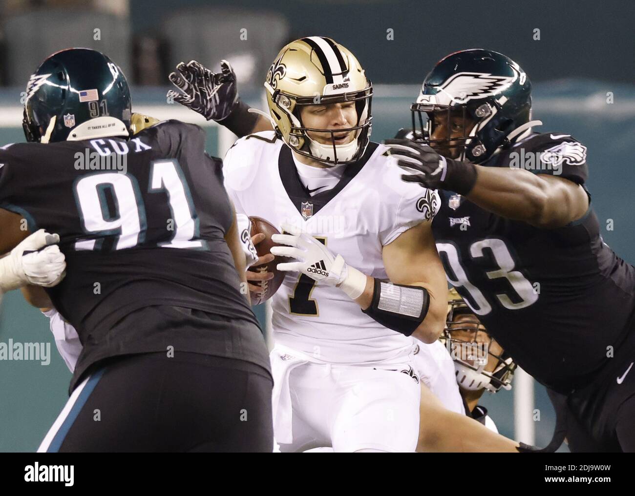 Philadelphia, Usa. Dezember 2020. New Orleans Saints Taysom Hill wird von Philadelphia Eagles Javon Hargrave in Woche 14 der NFL-Saison am Lincoln Financial Field in Philadelphia am Sonntag, 13. Dezember 2020 entlassen. Die Adler besiegten die Heiligen 24-21. Foto von John Angelillo/UPI Kredit: UPI/Alamy Live Nachrichten Stockfoto