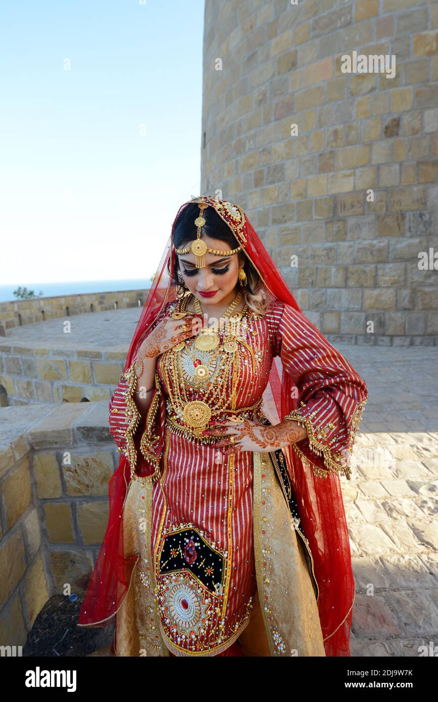 Ein schönes Modell in einem traditionellen omanischen Kleid. Stockfoto