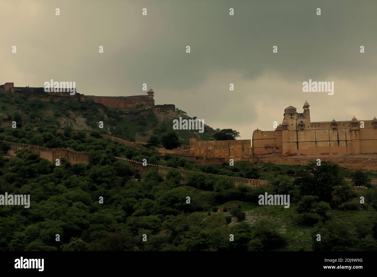 Jaigarh Fort (links) und Amer Fort (rechts), zwei verbundene Forts, die als ein Komplex und im Volksmund als die "Hill Forts of Rajasthan" genannt werden. Beide wurden auf Cheel ka Teela (Hügel der Adler) in Amer, am Stadtrand von Jaipur, Rajasthan, Indien gebaut. Stockfoto