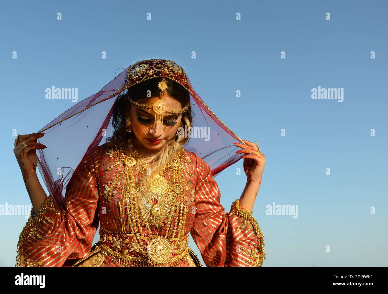Ein schönes Modell in einem traditionellen omanischen Kleid. Stockfoto