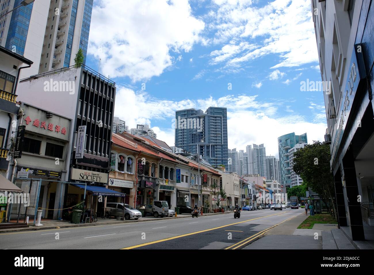 Blick auf Jalan Besar (wörtlich "große Straße" in Malaiisch), eine der ältesten Straßen in Singapur. Die Gegend hat sich in den letzten Jahren zu einer hippen Enklave entwickelt. Stockfoto