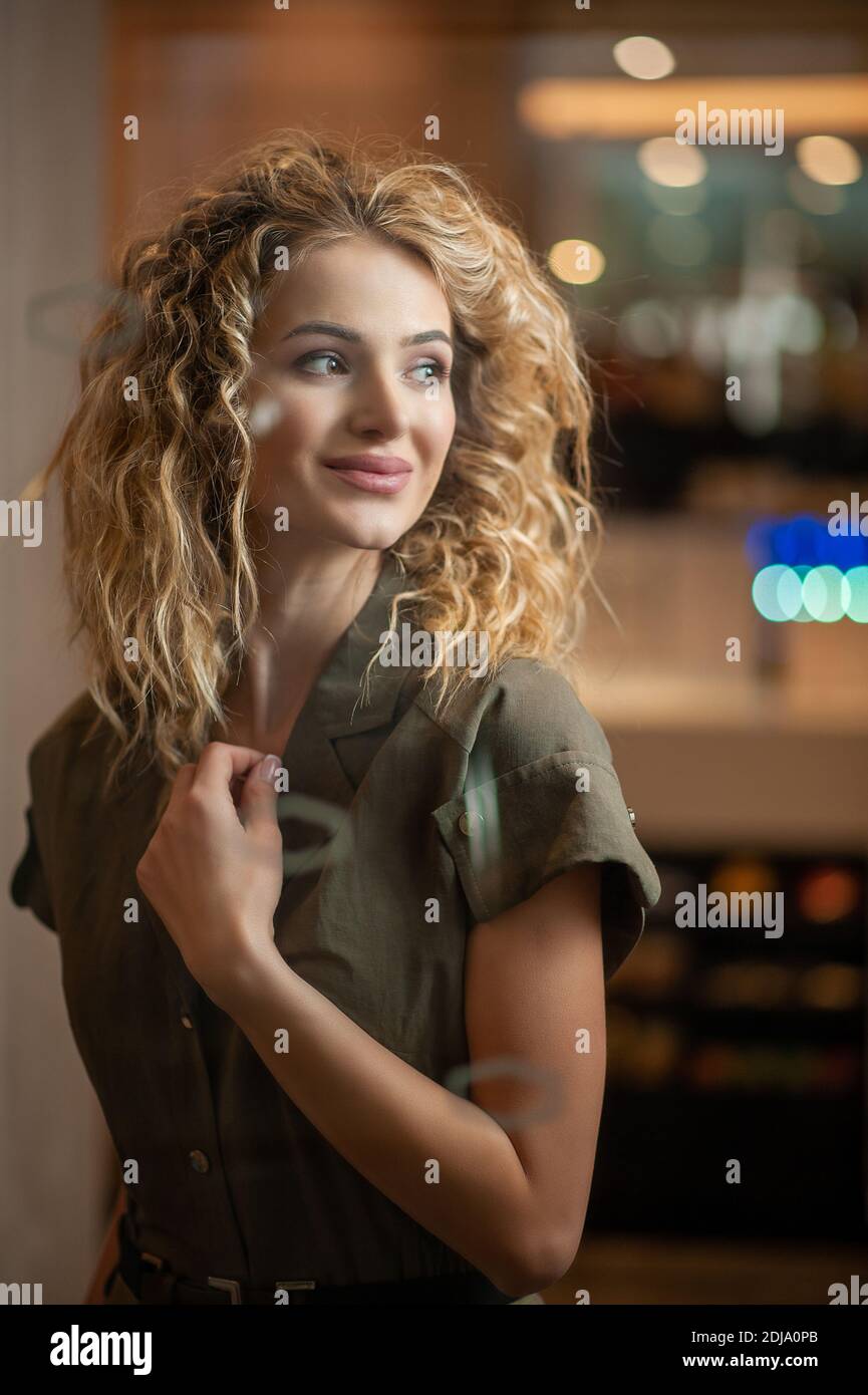 Schönes Mädchen im Inneren auf dem Hintergrund eines Schönes Bokeh mit einem Platz für eine Inschrift Stockfoto