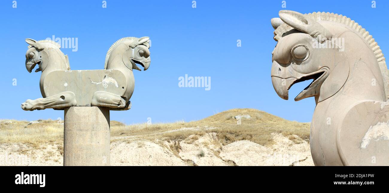Horizontales Banner mit Fragment der Steinsäule Skulptur eines zweiköpfigen Gripins in der antiken Stadt Persepolis, Iran. UNESCO-Weltkulturerbe Stockfoto